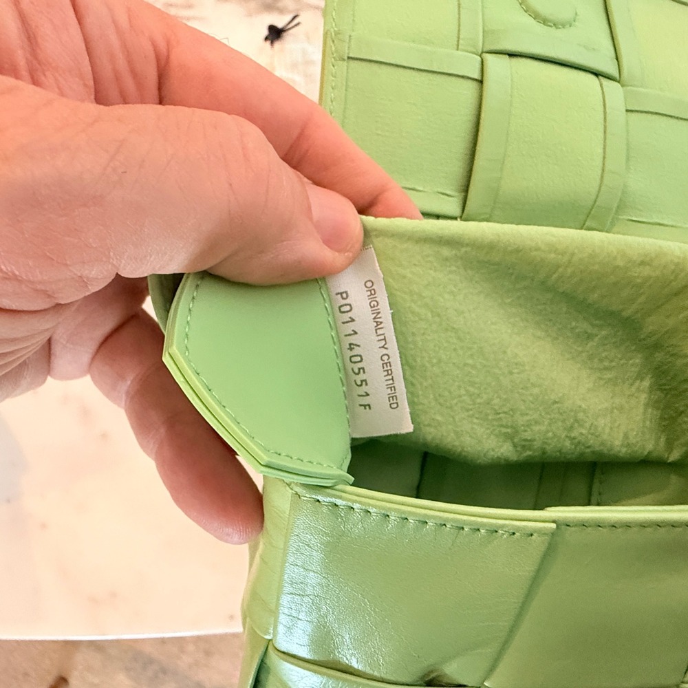 Bottega Veneta Cassette Wallet on Strap Green Intrecciato Lambskin Crossbody NWT - Picture 8 of 16